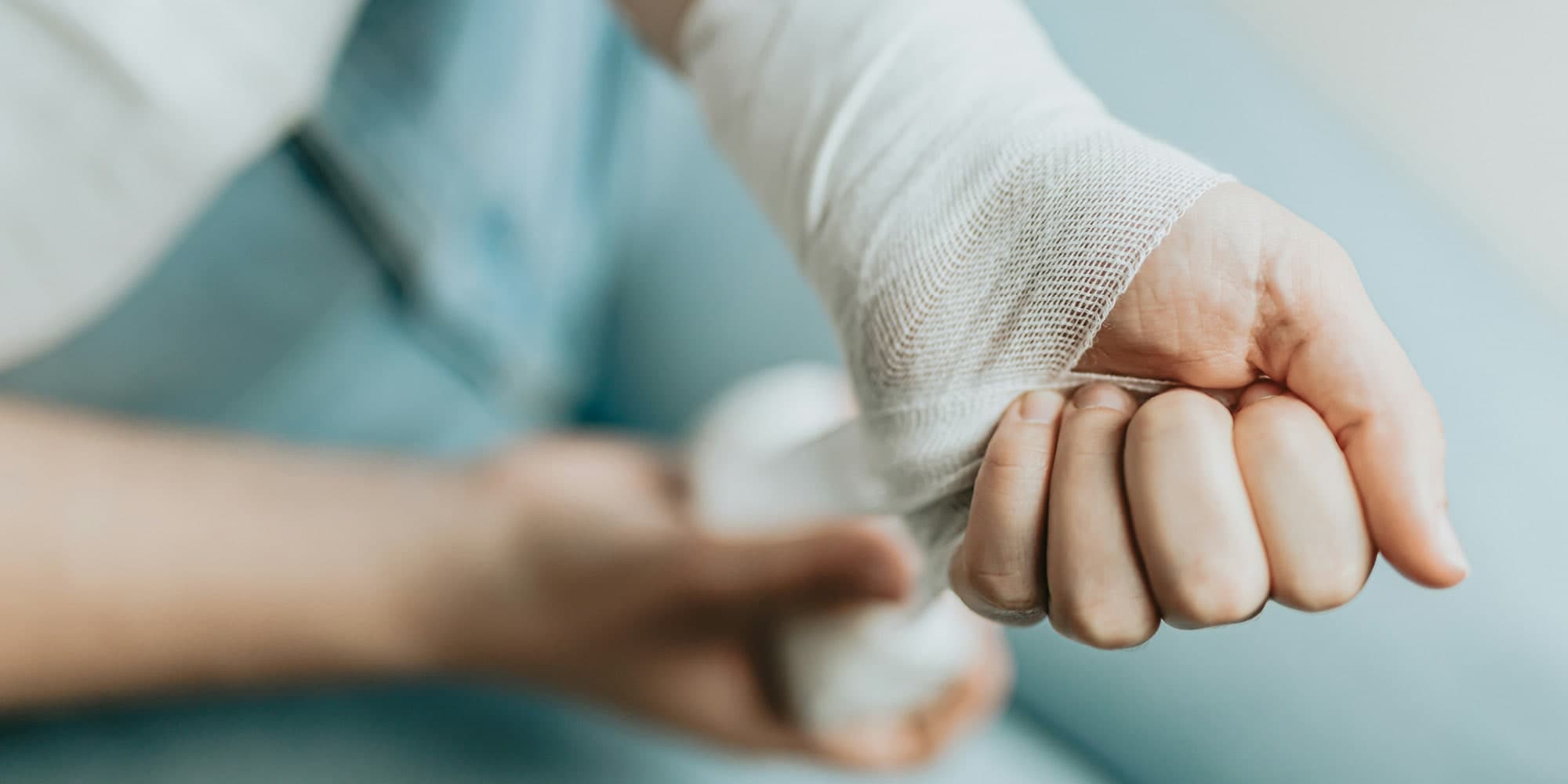 Wobei Kältetherapie häufig eingesetzt wird.